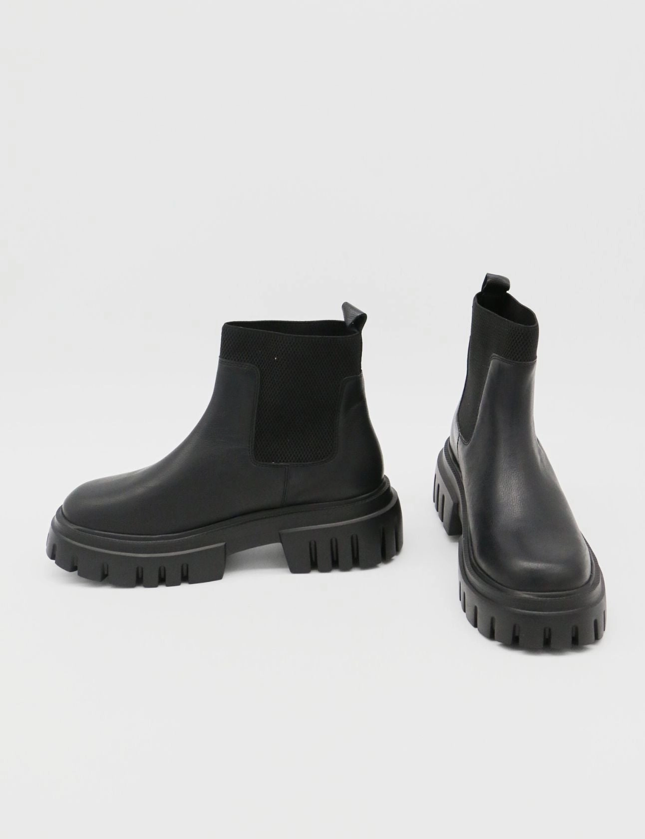 Agora platform chelsea boots in black leather womens shoes Chelsea Boots And Skirts