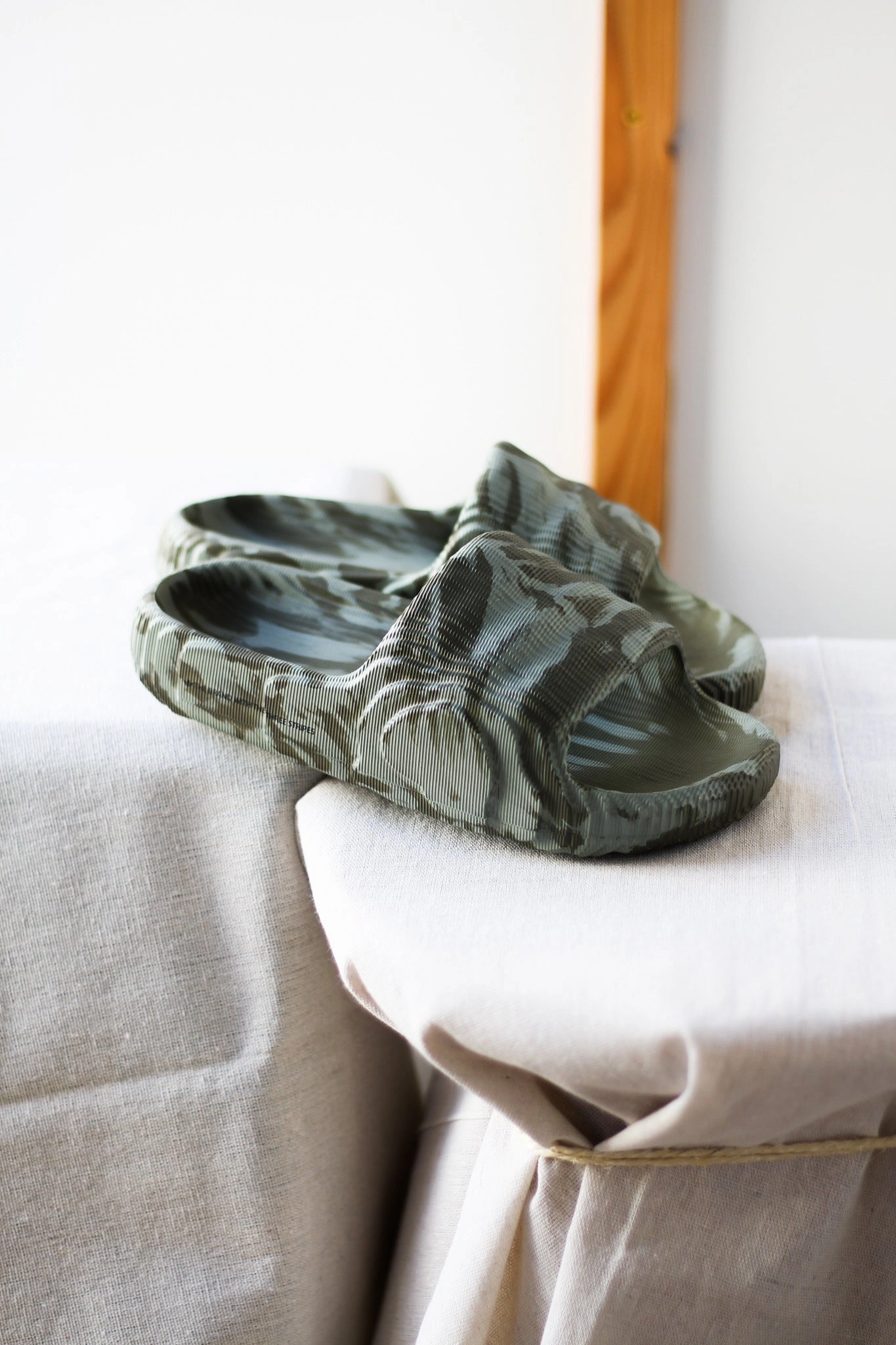 ADILETTE 22 "OLIVE STRATA" Slippers Metal