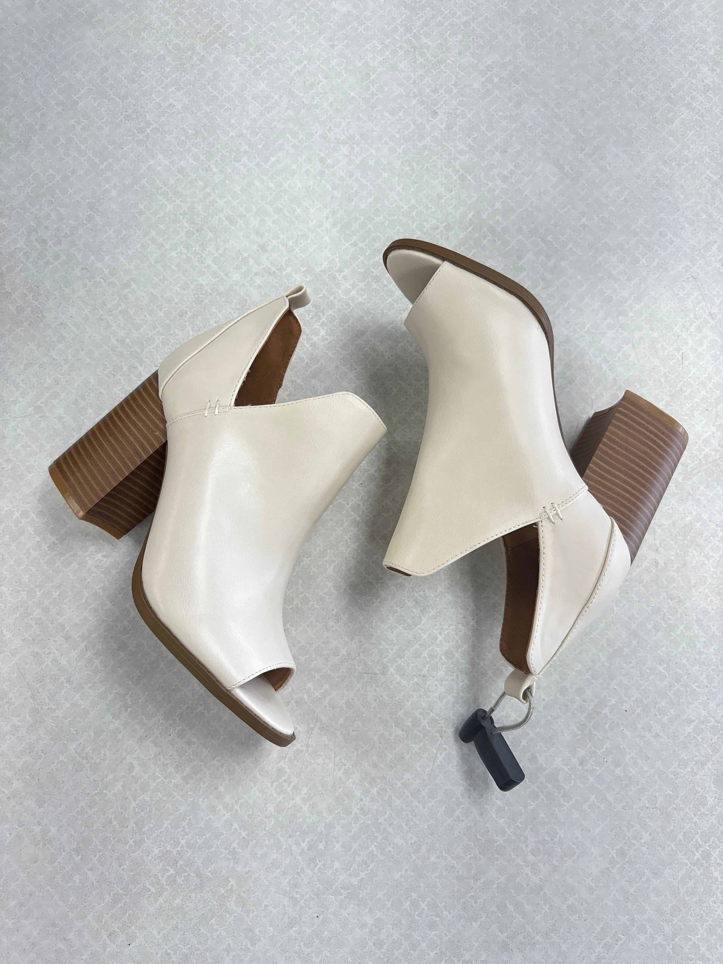 BOOTS ANKLE HEELS by    CLOTHES MENTOR In CREAM, Size: 6.5 Gloss Chelsea Boots