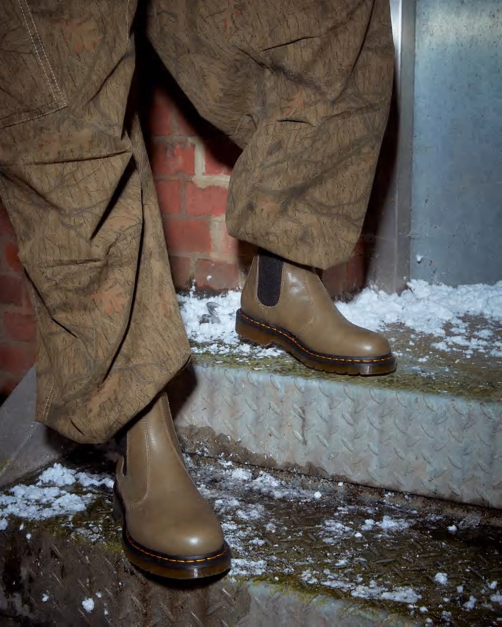 Dr. Martens "2976 Carrara Leather Chelsea Boot" M - Olive 4.zerøgrand Oxfords