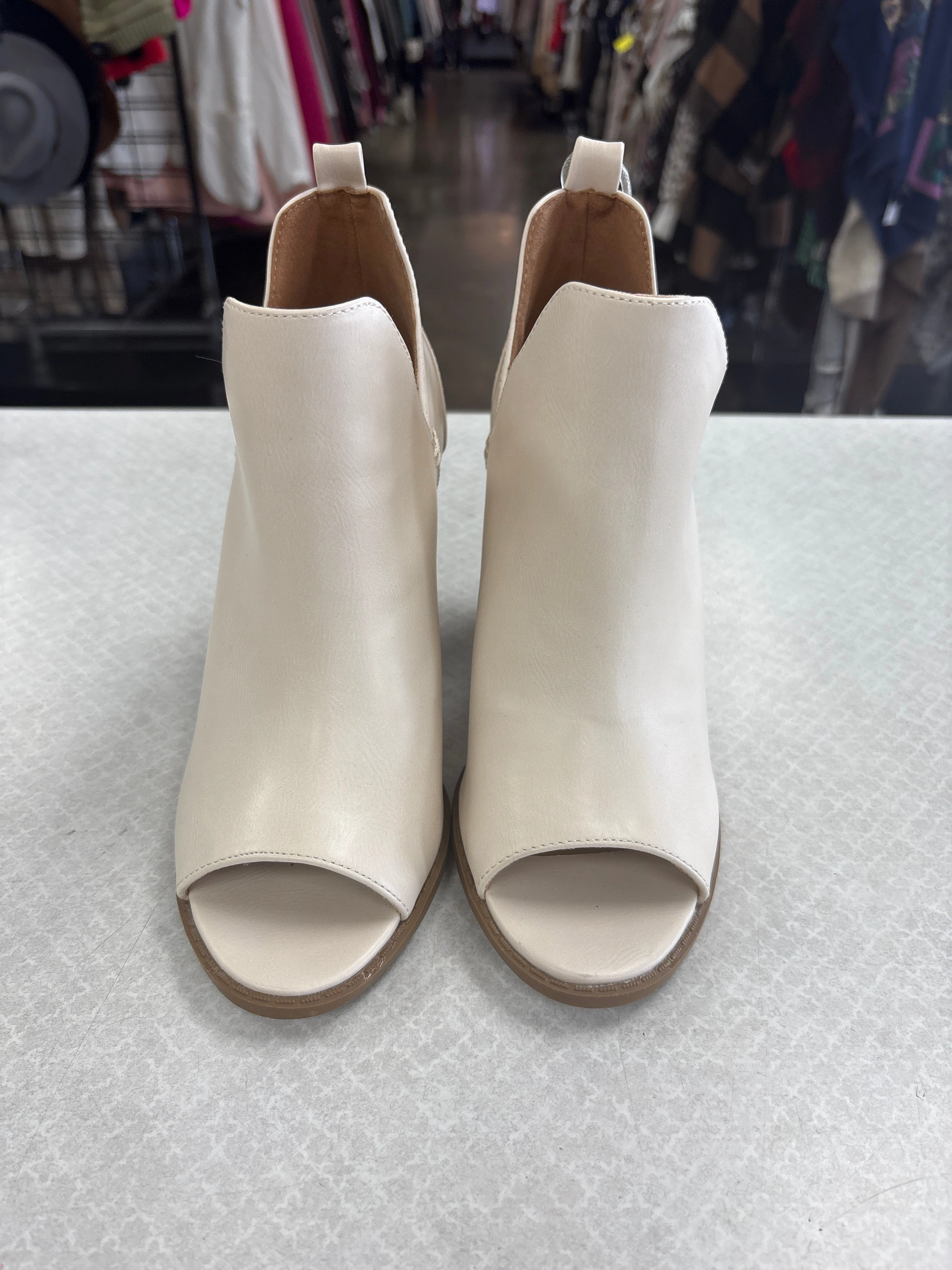 Maniere De Voir Chelsea Boots BOOTS ANKLE HEELS by    CLOTHES MENTOR In CREAM, Size: 6.5
