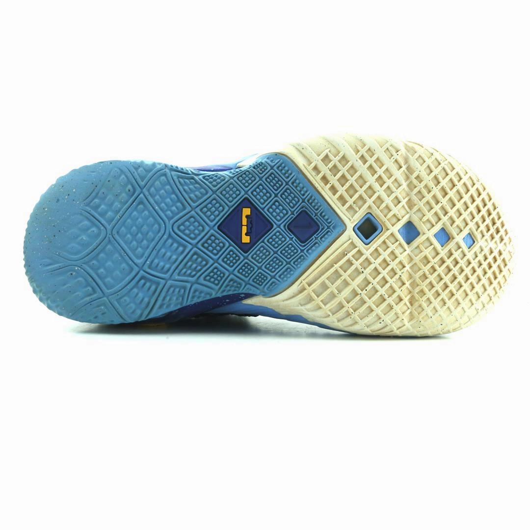 Basketball Shoes Nike Shoes NIKE LEBRON 18