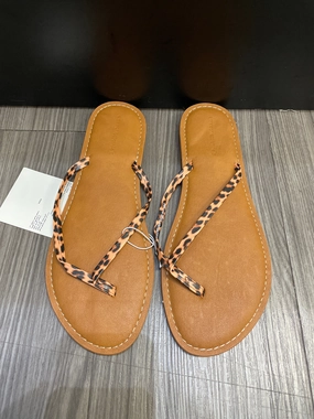 Sandals Flip Flops By Amazon Essentials In Brown, Size: 9 Bulk Flip Flops