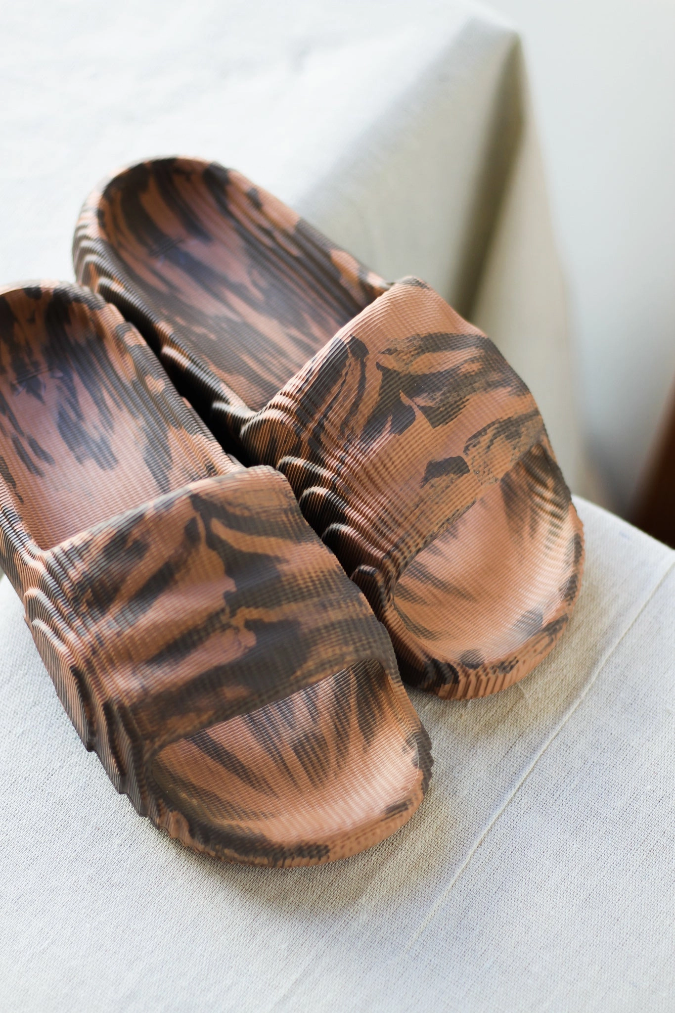 ADILETTE 22 "EARTH STRATA" Bambas Slippers