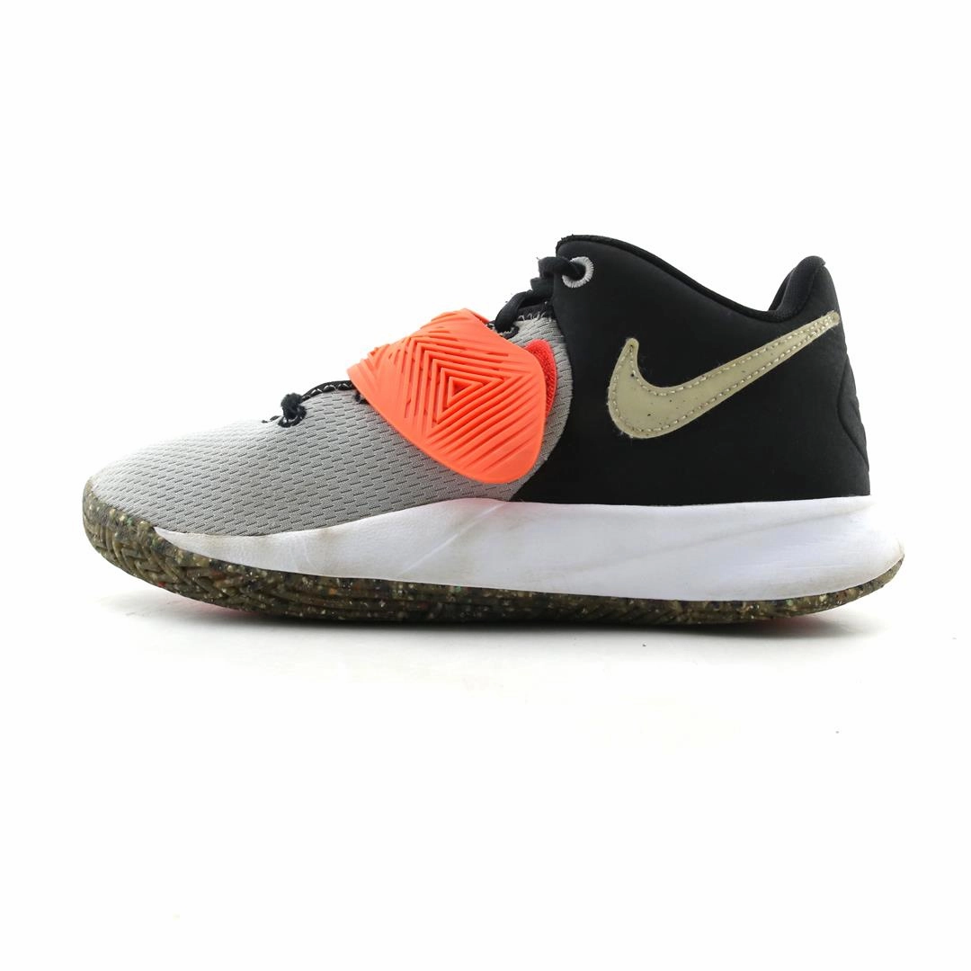 All White Low Basketball Shoes NIKE KYRIE FLYTRAP 3