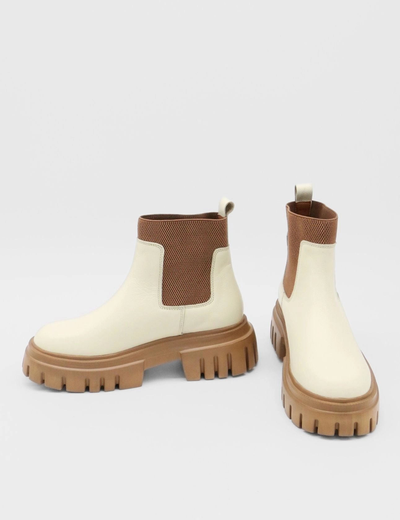 Agora platform chelsea boots in off white leather womens shoes Heritage Weekender Chelsea Boots