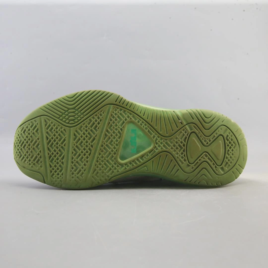 Traction On Basketball Shoes NIKE MAX LEBRON 11