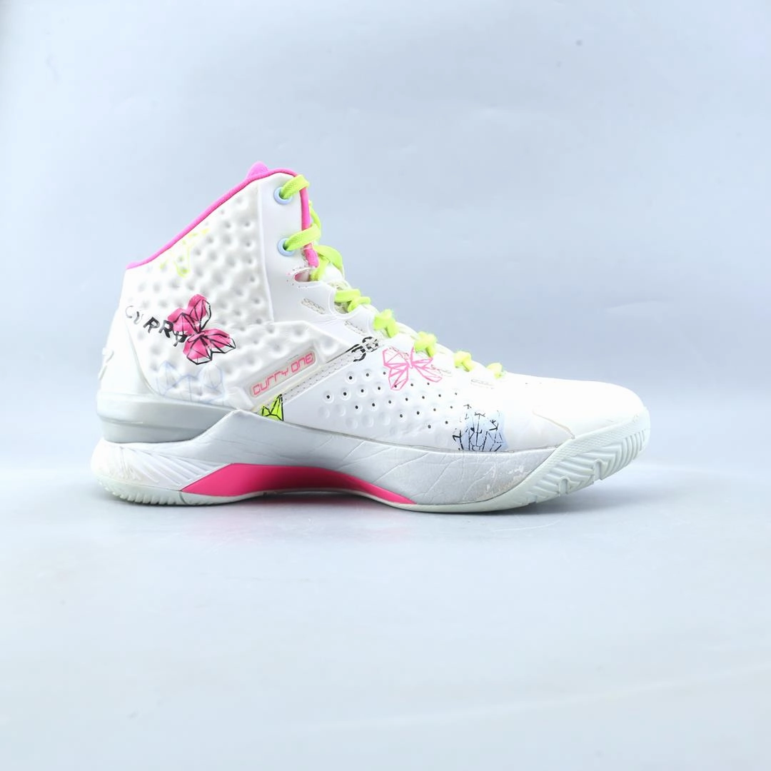 UNDER ARMOUR CURRY 1 Basketball Shoes With Writing On Them