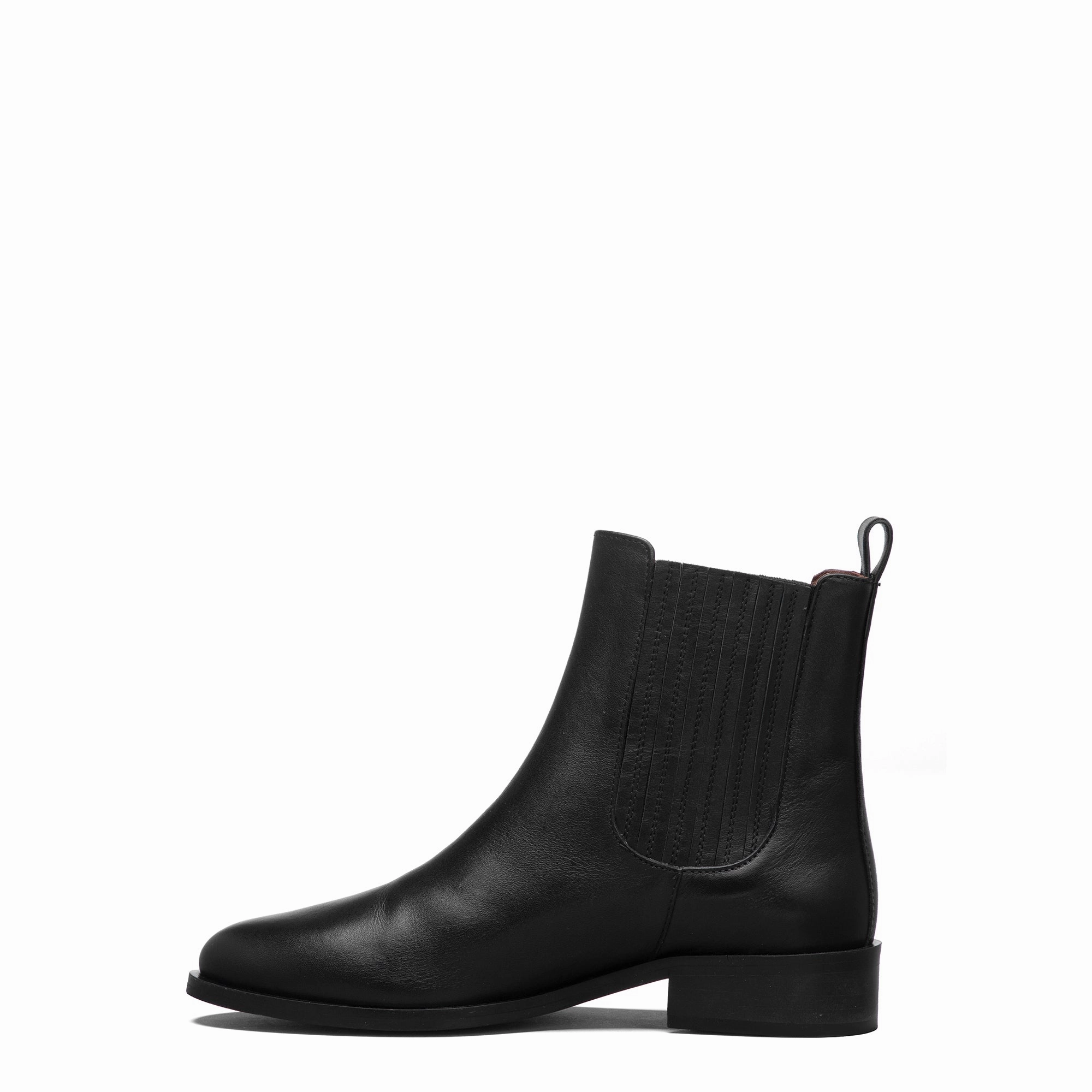 Chelsea Boots For Fall 2024 Vendme Chey Black Calfskin Leather Chelsea Boots