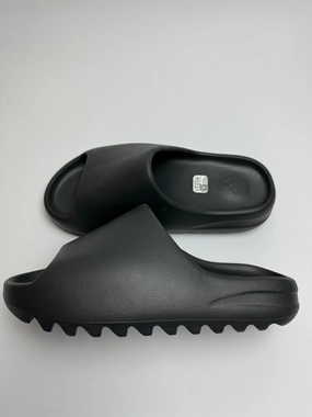 Yeezy Slides "Onyx" Slippers Photos